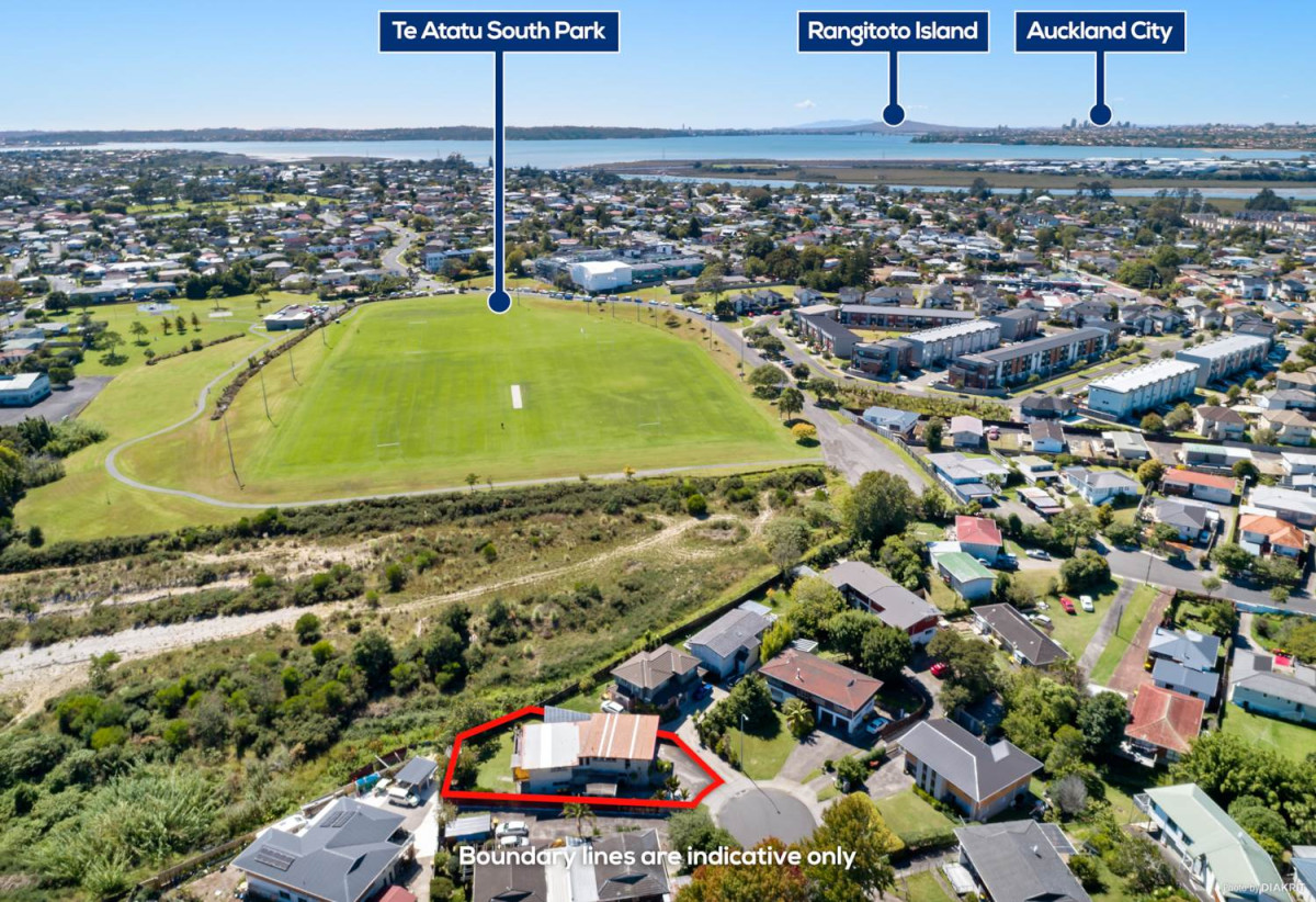 688m2 section, 6 beds + 3 Flexi rooms 2 baths house with carport, Upstairs 4 beds 1 bath kitchen dining and living, Downstairs 2 beds 1 bath 3 flexi rooms living and tea-making room, 48 Matuhi Rise, Henderson, Auckland