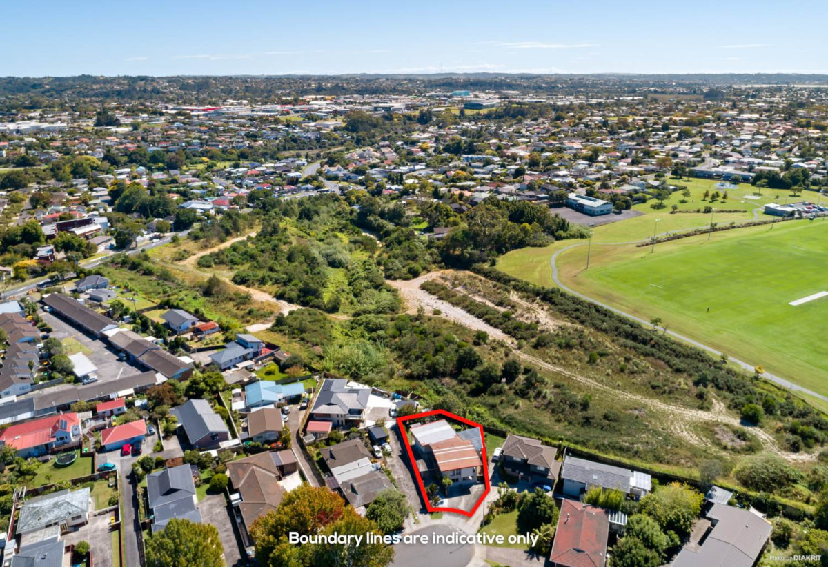 688m2 section, 6 beds + 3 Flexi rooms 2 baths house with carport, Upstairs 4 beds 1 bath kitchen dining and living, Downstairs 2 beds 1 bath 3 flexi rooms living and tea-making room, 48 Matuhi Rise, Henderson, Auckland