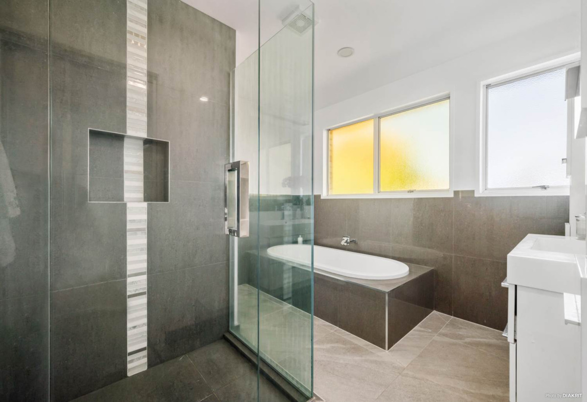 688m2 section, 6 beds + 3 Flexi rooms 2 baths house with carport, Upstairs 4 beds 1 bath kitchen dining and living, Downstairs 2 beds 1 bath 3 flexi rooms living and tea-making room, 48 Matuhi Rise, Henderson, Auckland