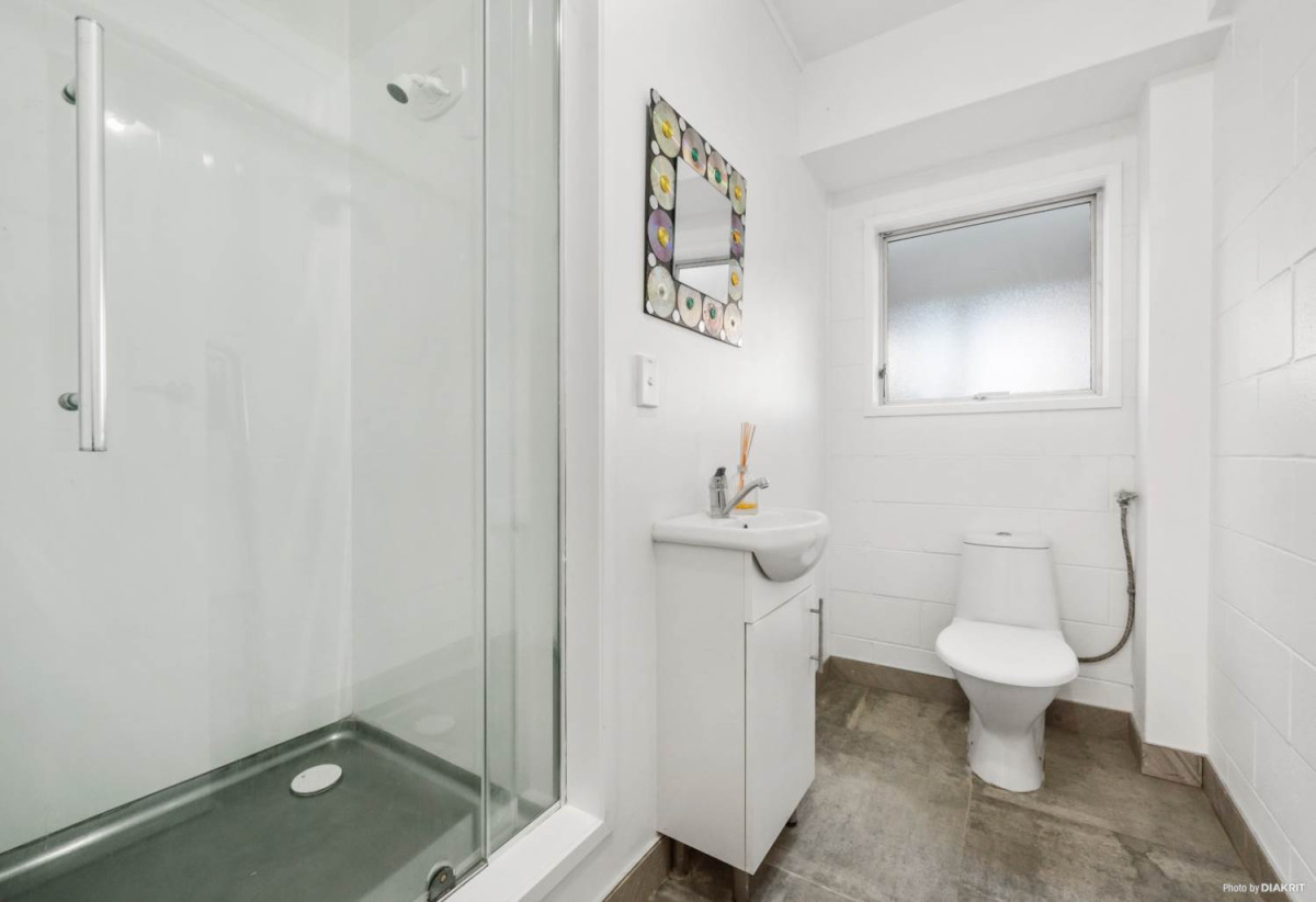 688m2 section, 6 beds + 3 Flexi rooms 2 baths house with carport, Upstairs 4 beds 1 bath kitchen dining and living, Downstairs 2 beds 1 bath 3 flexi rooms living and tea-making room, 48 Matuhi Rise, Henderson, Auckland