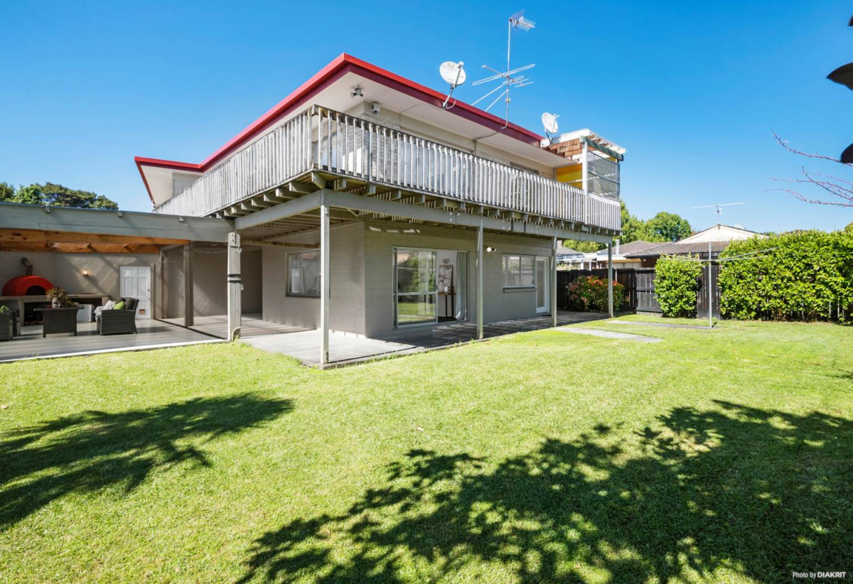 688m2 section, 6 beds + 3 Flexi rooms 2 baths house with carport, Upstairs 4 beds 1 bath kitchen dining and living, Downstairs 2 beds 1 bath 3 flexi rooms living and tea-making room, 48 Matuhi Rise, Henderson, Auckland