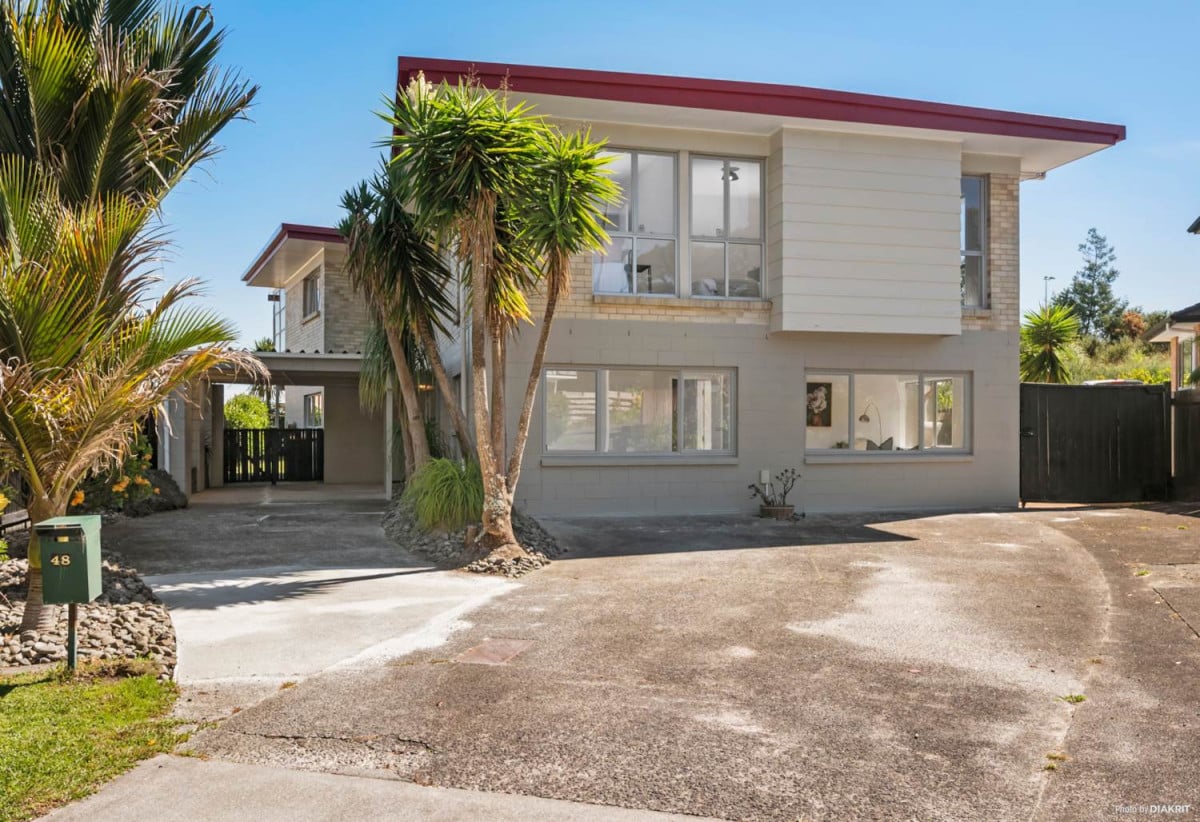 688m2 section, 6 beds + 3 Flexi rooms 2 baths house with carport, Upstairs 4 beds 1 bath kitchen dining and living, Downstairs 2 beds 1 bath 3 flexi rooms living and tea-making room, 48 Matuhi Rise, Henderson, Auckland