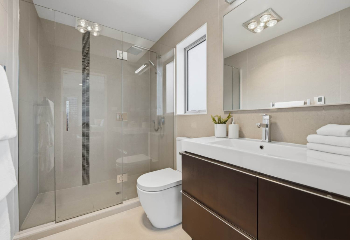 Room for Everyone, Space for Every Stage of Life, 5 beds (3 ensuites) 4.5 baths house with double garage, 1 ensuite ground floor, 71A Oranga Avenue, Onehunga, Auckland
