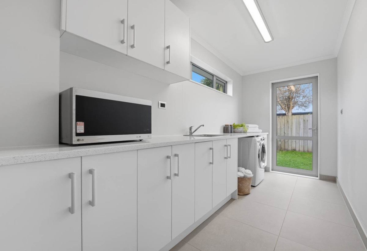 Room for Everyone, Space for Every Stage of Life, 5 beds (3 ensuites) 4.5 baths house with double garage, 1 ensuite ground floor, 71A Oranga Avenue, Onehunga, Auckland