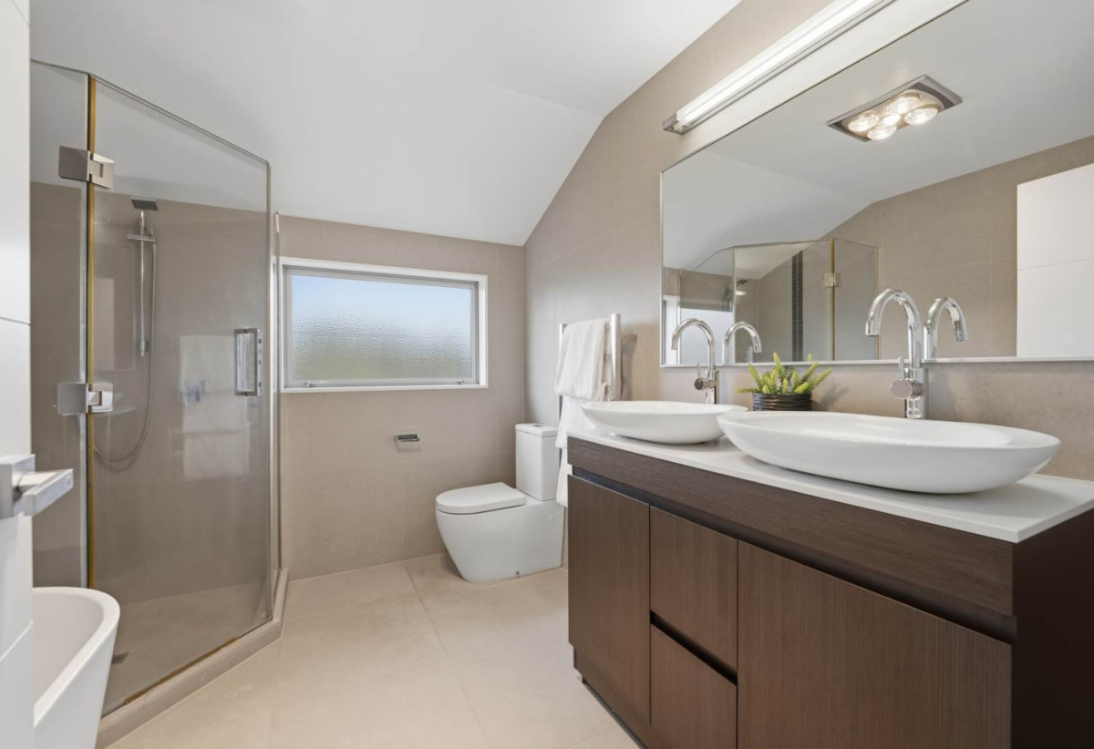 Room for Everyone, Space for Every Stage of Life, 5 beds (3 ensuites) 4.5 baths house with double garage, 1 ensuite ground floor, 71A Oranga Avenue, Onehunga, Auckland
