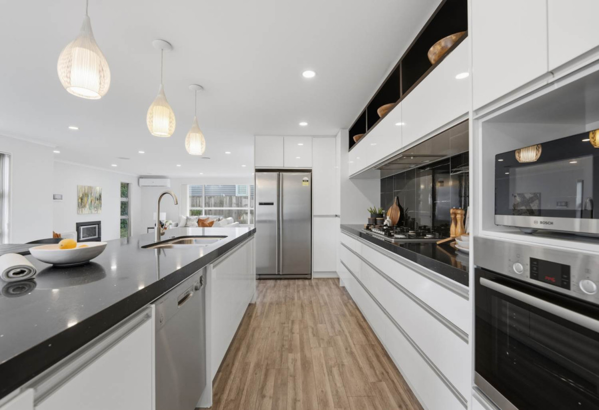 Room for Everyone, Space for Every Stage of Life, 5 beds (3 ensuites) 4.5 baths house with double garage, 1 ensuite ground floor, 71A Oranga Avenue, Onehunga, Auckland