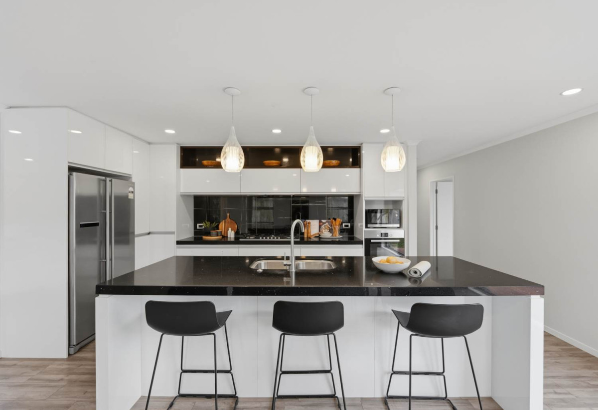 Room for Everyone, Space for Every Stage of Life, 5 beds (3 ensuites) 4.5 baths house with double garage, 1 ensuite ground floor, 71A Oranga Avenue, Onehunga, Auckland