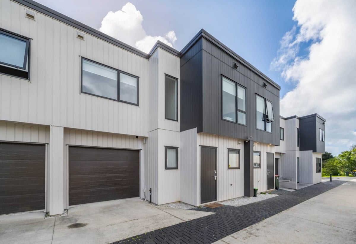 3 beds 2.5 baths home with garage, a private deck and fully fenced garden, Walking distance to New World and Moore Street shops, 64D Union Road, Howick,Auckland