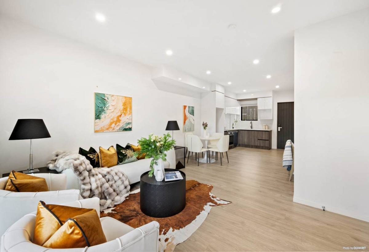 3 beds 2.5 baths home with garage, a private deck and fully fenced garden, Walking distance to New World and Moore Street shops, 64D Union Road, Howick,Auckland