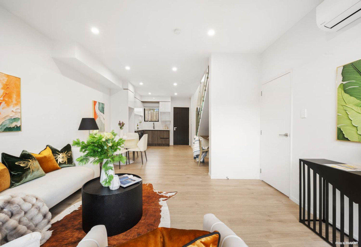 3 beds 2.5 baths home with garage, a private deck and fully fenced garden, Walking distance to New World and Moore Street shops, 64D Union Road, Howick,Auckland
