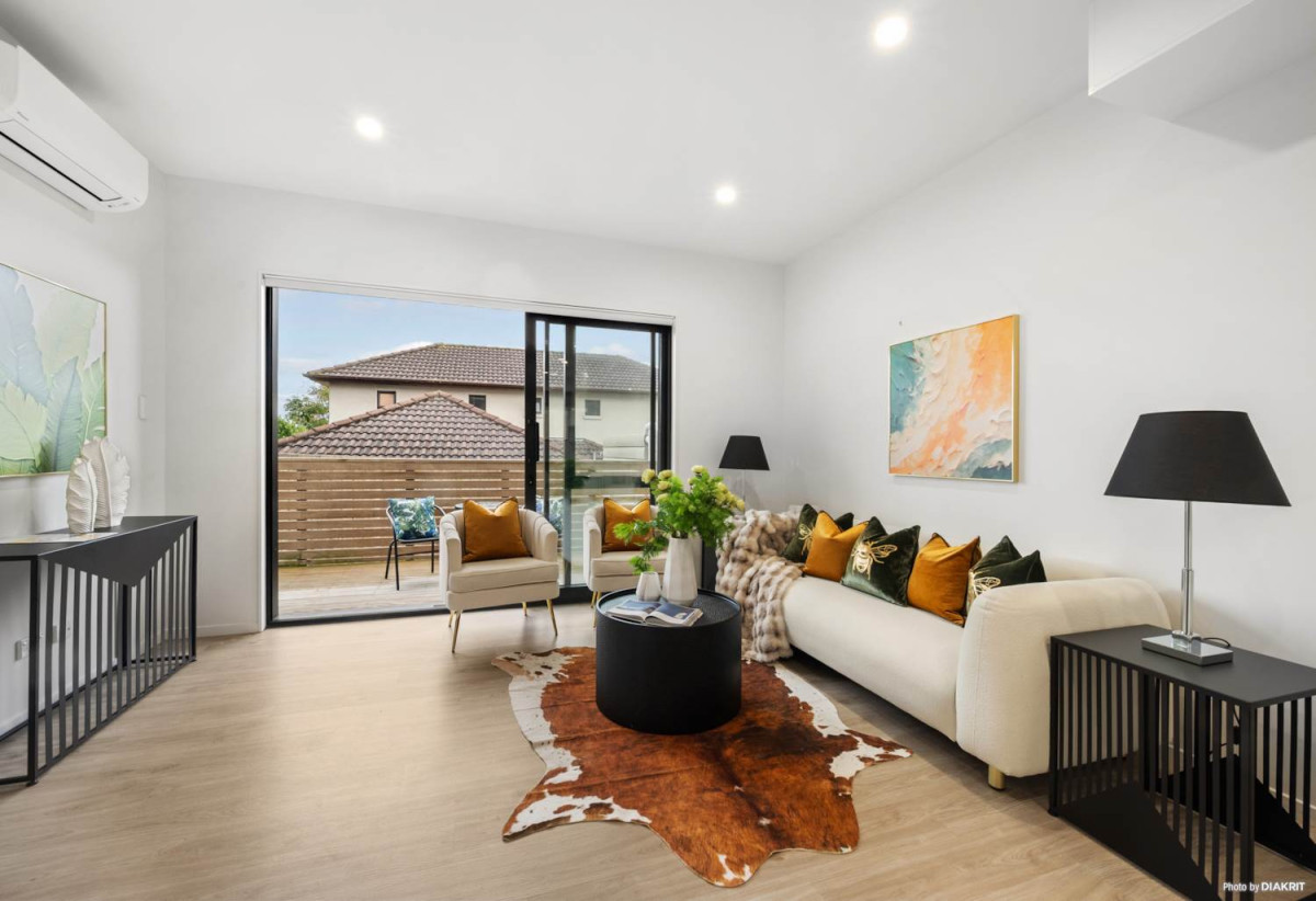 3 beds 2.5 baths home with garage, a private deck and fully fenced garden, Walking distance to New World and Moore Street shops, 64D Union Road, Howick,Auckland