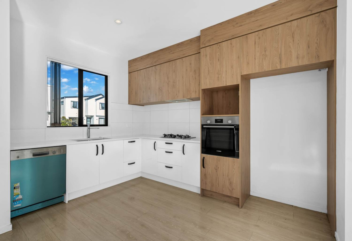 Freehold Corner Home in a Convenient Location, 3 beds 2.5 baths home with car park, 27 Tumu Road, Papakura, Auckland