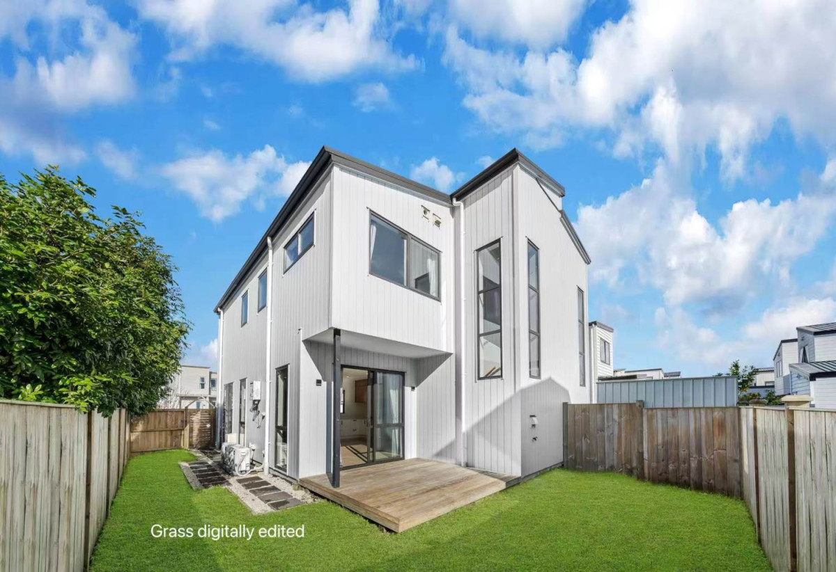 Freehold Corner Home in a Convenient Location, 3 beds 2.5 baths home with car park, 27 Tumu Road, Papakura, Auckland