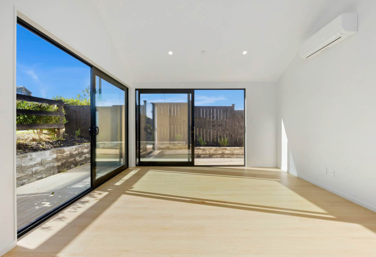 Striking three-level 4 beds (1 ensuite) 2.5 baths house with double garage, a spectacular top-floor retreat that’s made for entertaining. Throw open the doors to the elevated balcony overlooking the Warkworth Club, 35 Mamaku Lane, Warkworth, Auckland