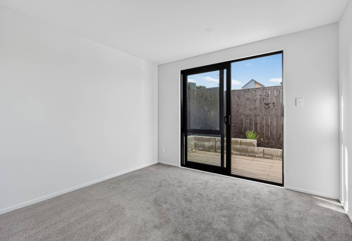 Striking three-level 4 beds (1 ensuite) 2.5 baths house with double garage, a spectacular top-floor retreat that’s made for entertaining. Throw open the doors to the elevated balcony overlooking the Warkworth Club, 35 Mamaku Lane, Warkworth, Auckland