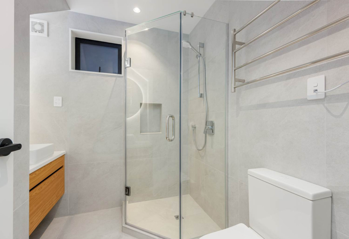 Striking three-level 4 beds (1 ensuite) 2.5 baths house with double garage, a spectacular top-floor retreat that’s made for entertaining. Throw open the doors to the elevated balcony overlooking the Warkworth Club, 35 Mamaku Lane, Warkworth, Auckland