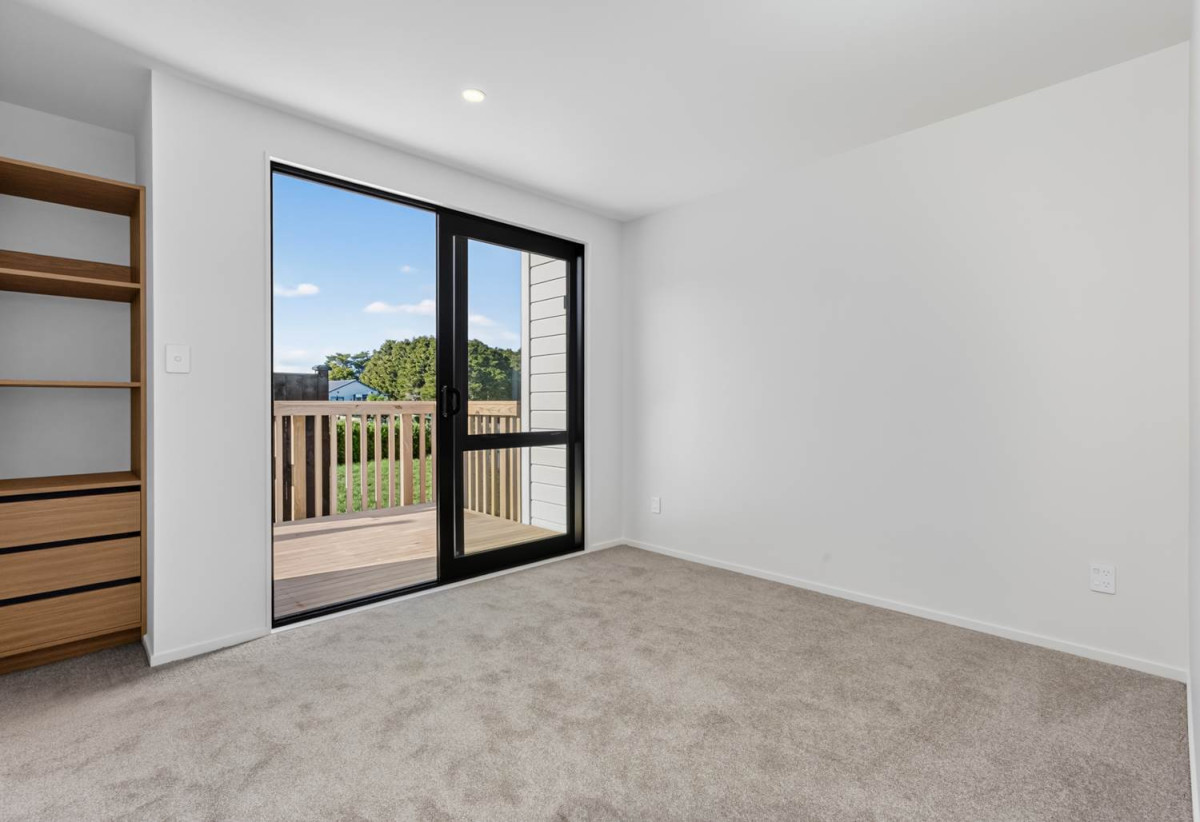 Striking three-level 4 beds (1 ensuite) 2.5 baths house with double garage, a spectacular top-floor retreat that’s made for entertaining. Throw open the doors to the elevated balcony overlooking the Warkworth Club, 35 Mamaku Lane, Warkworth, Auckland