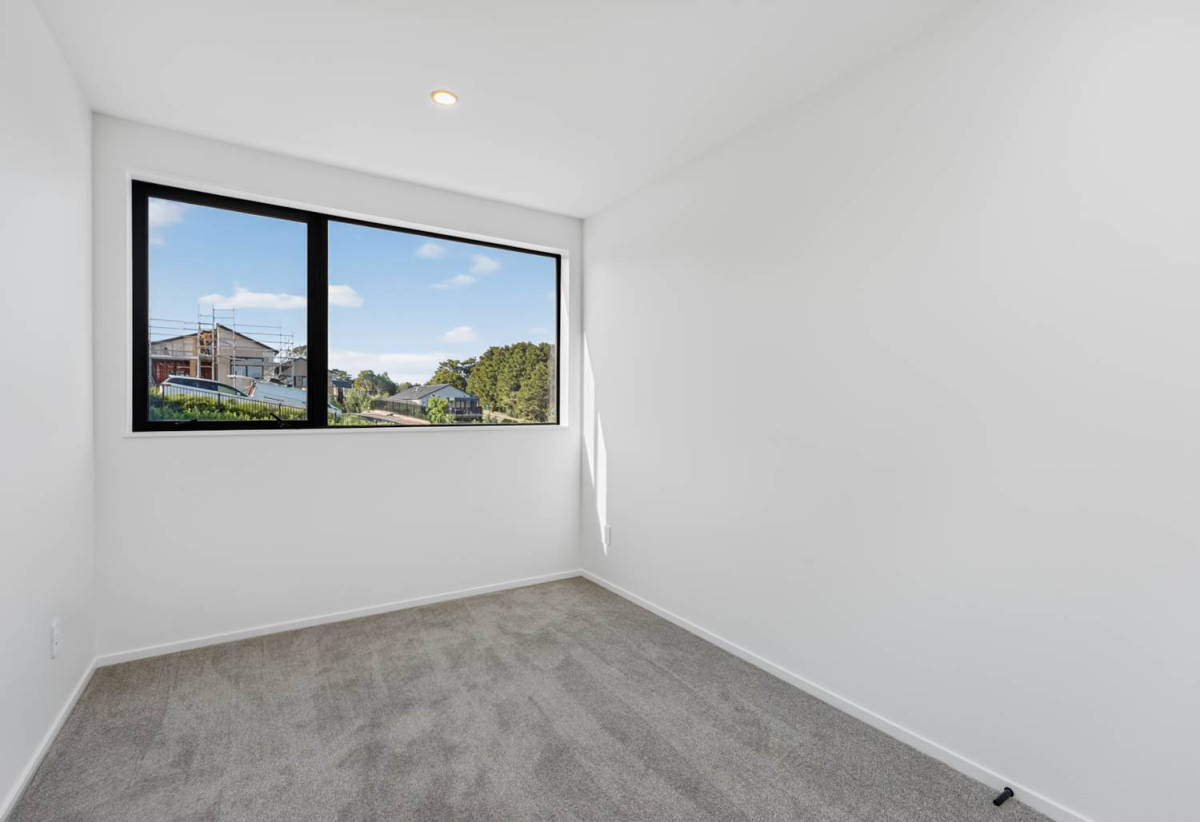 Striking three-level 4 beds (1 ensuite) 2.5 baths house with double garage, a spectacular top-floor retreat that’s made for entertaining. Throw open the doors to the elevated balcony overlooking the Warkworth Club, 35 Mamaku Lane, Warkworth, Auckland
