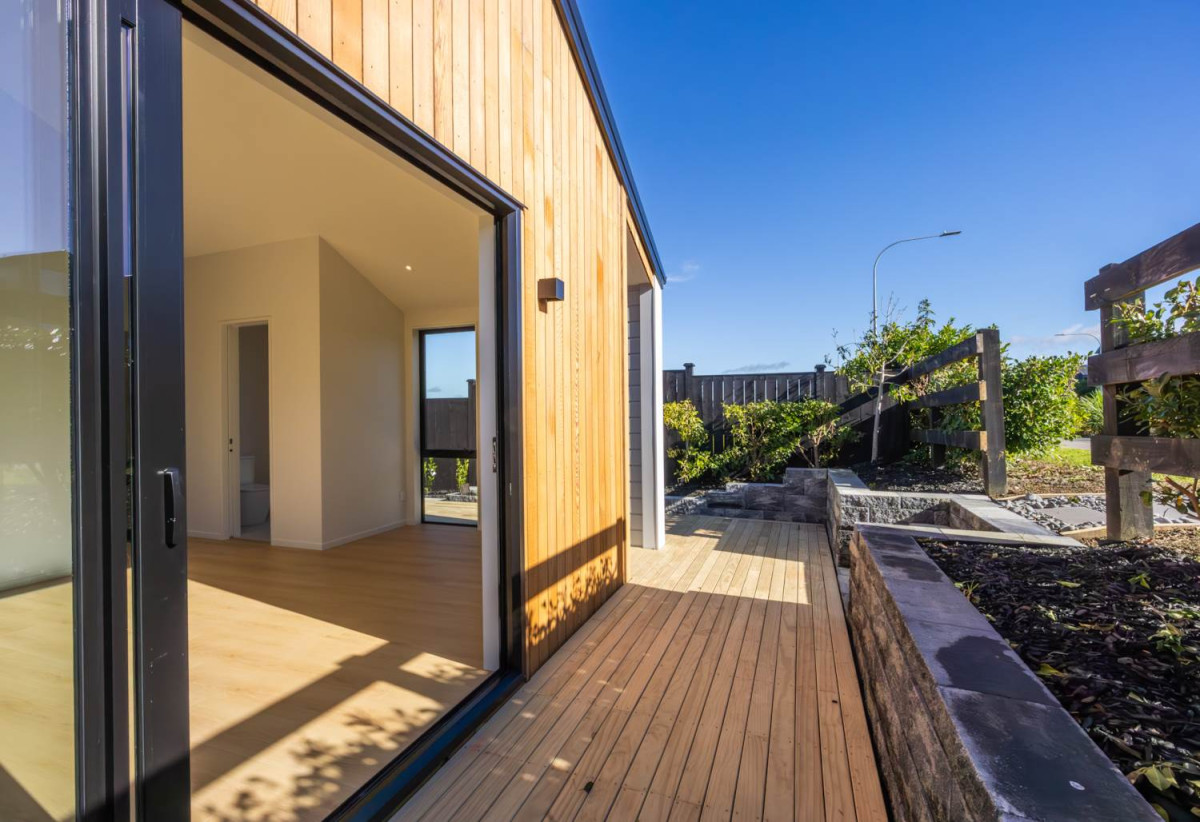 Striking three-level 4 beds (1 ensuite) 2.5 baths house with double garage, a spectacular top-floor retreat that’s made for entertaining. Throw open the doors to the elevated balcony overlooking the Warkworth Club, 35 Mamaku Lane, Warkworth, Auckland