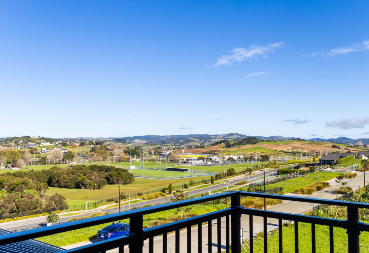 Striking three-level 4 beds (1 ensuite) 2.5 baths house with double garage, a spectacular top-floor retreat that’s made for entertaining. Throw open the doors to the elevated balcony overlooking the Warkworth Club, 35 Mamaku Lane, Warkworth, Auckland