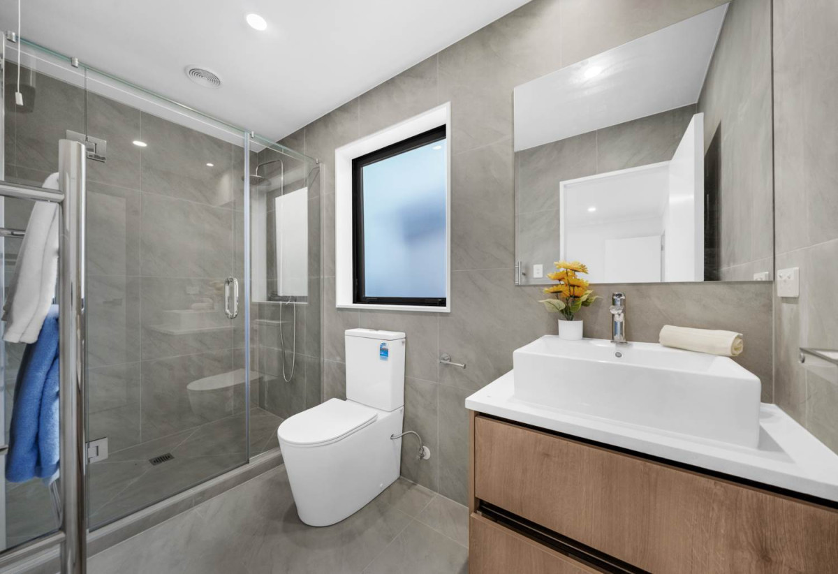 300m2 section, Brandnew 5 beds (3 ensuites) 4.5 baths house with garage, downstairs 1 ensuite with separate entry, 16 Star Cross Road, Karaka, Auckland