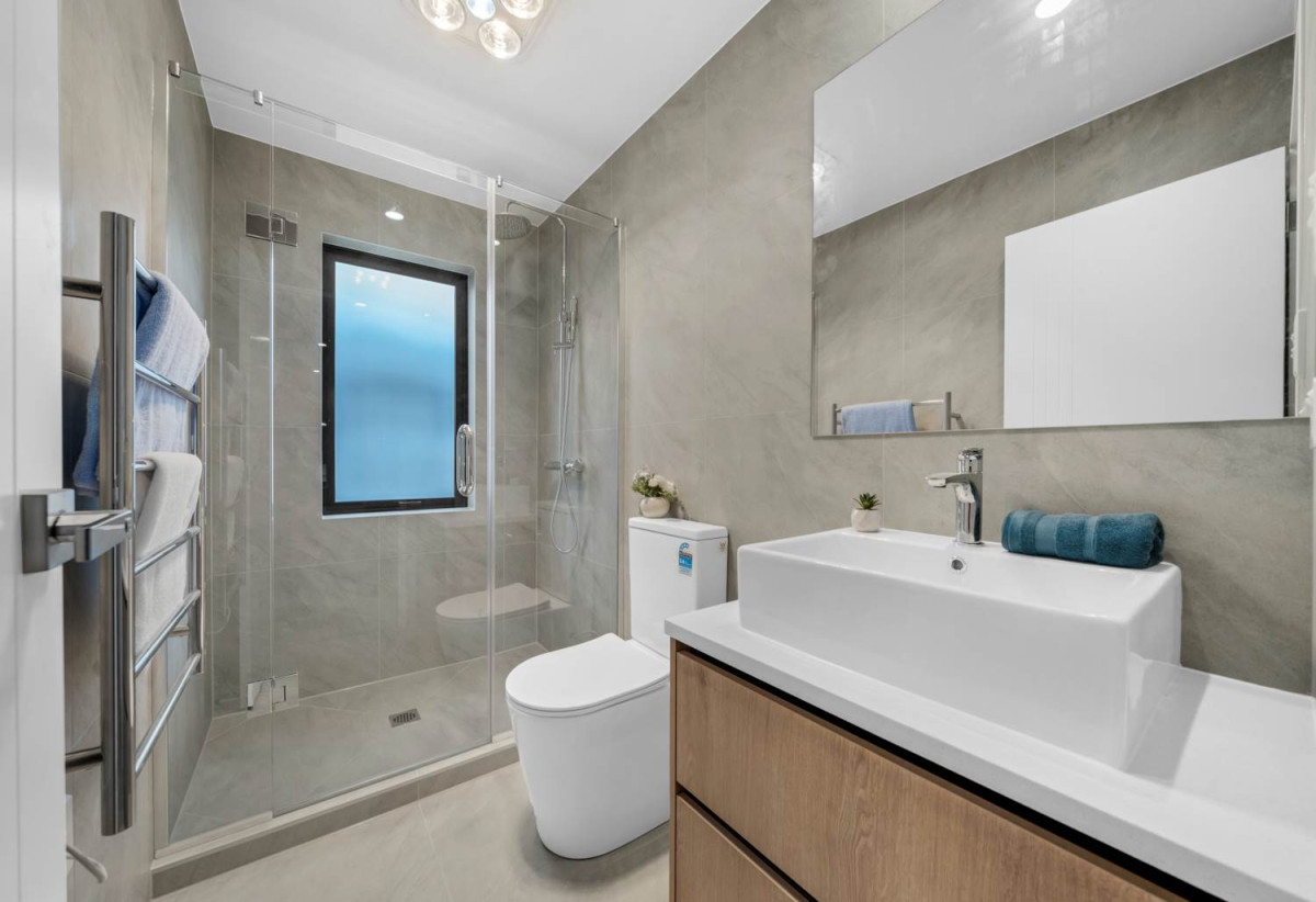 300m2 section, Brandnew 5 beds (3 ensuites) 4.5 baths house with garage, downstairs 1 ensuite with separate entry, 16 Star Cross Road, Karaka, Auckland