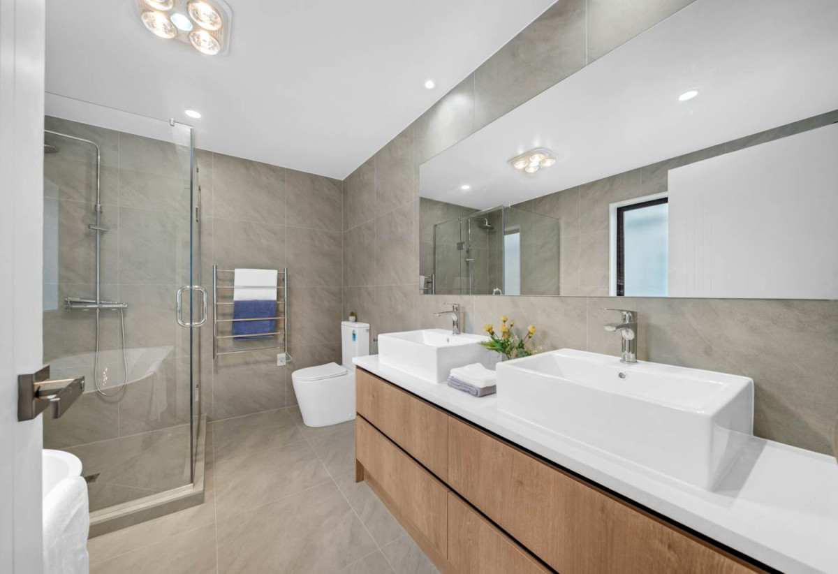 300m2 section, Brandnew 5 beds (3 ensuites) 4.5 baths house with garage, downstairs 1 ensuite with separate entry, 16 Star Cross Road, Karaka, Auckland