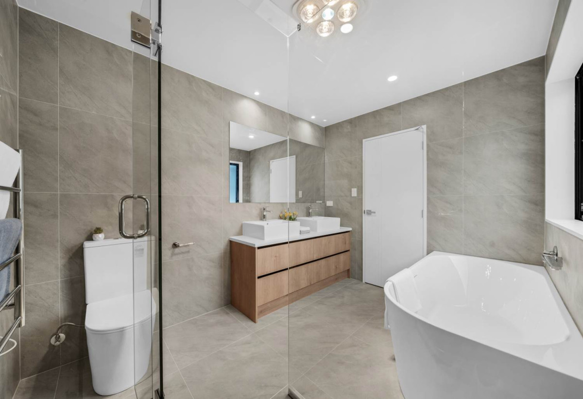300m2 section, Brandnew 5 beds (3 ensuites) 4.5 baths house with garage, downstairs 1 ensuite with separate entry, 16 Star Cross Road, Karaka, Auckland
