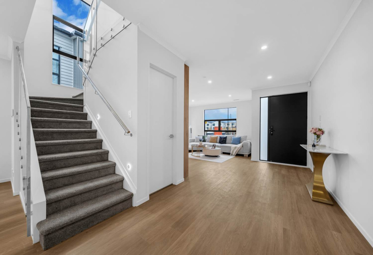 300m2 section, Brandnew 5 beds (3 ensuites) 4.5 baths house with garage, downstairs 1 ensuite with separate entry, 16 Star Cross Road, Karaka, Auckland