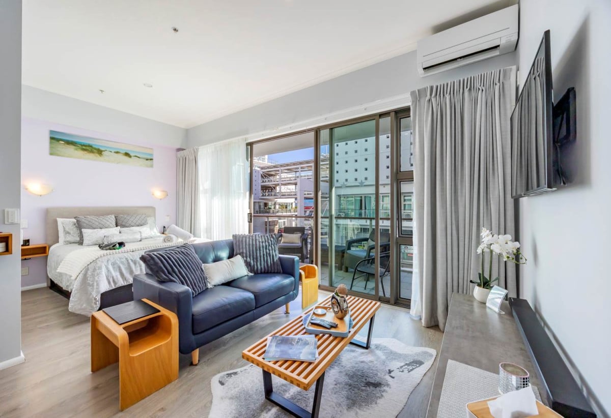 Must Sell, Auckland Girls’ Grammar School zone, Leasehold 1 bed 1 bath studio apartment, Spacious 37sqm internal layout plus a balcony, Fully renovated and fully furnished, move-in ready, 3/139 Quay Street, City Centre, Auckland
