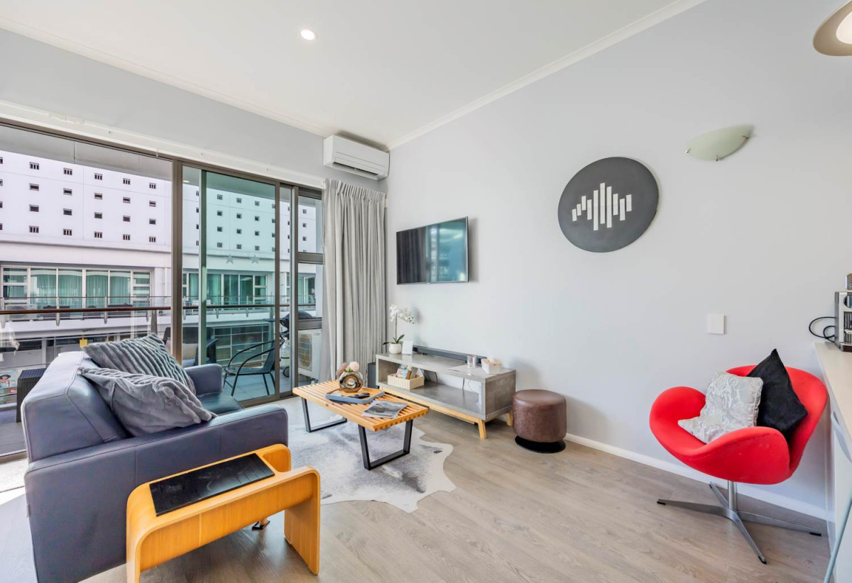 Must Sell, Auckland Girls’ Grammar School zone, Leasehold 1 bed 1 bath studio apartment, Spacious 37sqm internal layout plus a balcony, Fully renovated and fully furnished, move-in ready, 3/139 Quay Street, City Centre, Auckland