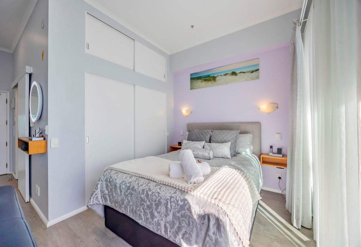 Must Sell, Auckland Girls’ Grammar School zone, Leasehold 1 bed 1 bath studio apartment, Spacious 37sqm internal layout plus a balcony, Fully renovated and fully furnished, move-in ready, 3/139 Quay Street, City Centre, Auckland