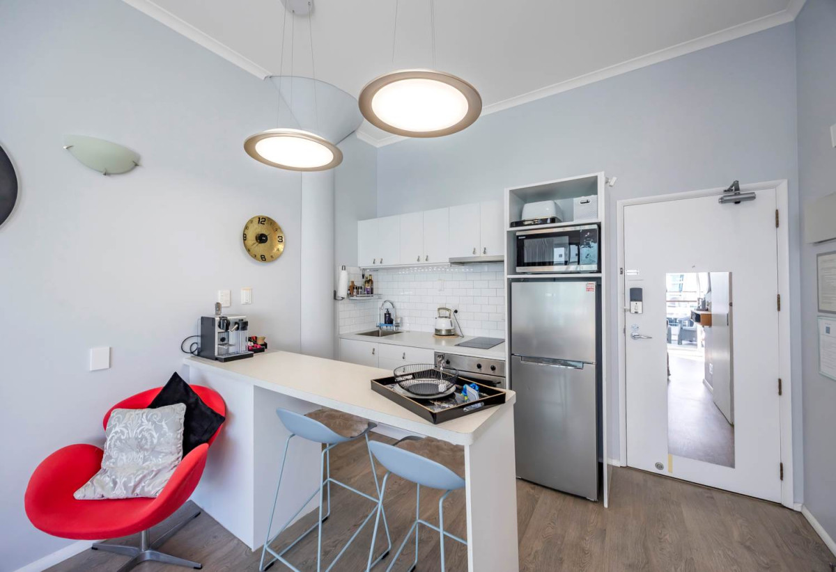 Must Sell, Auckland Girls’ Grammar School zone, Leasehold 1 bed 1 bath studio apartment, Spacious 37sqm internal layout plus a balcony, Fully renovated and fully furnished, move-in ready, 3/139 Quay Street, City Centre, Auckland