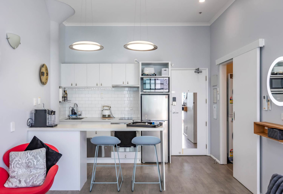 Must Sell, Auckland Girls’ Grammar School zone, Leasehold 1 bed 1 bath studio apartment, Spacious 37sqm internal layout plus a balcony, Fully renovated and fully furnished, move-in ready, 3/139 Quay Street, City Centre, Auckland