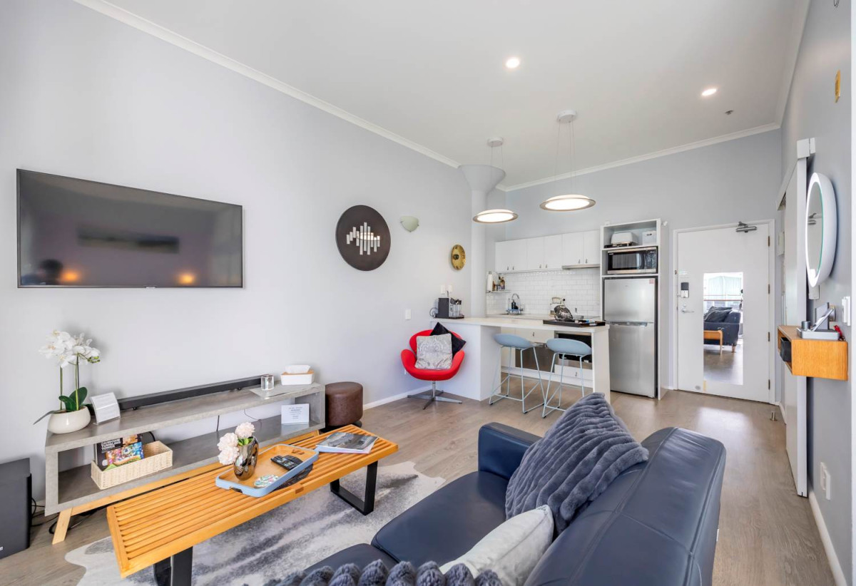 Must Sell, Auckland Girls’ Grammar School zone, Leasehold 1 bed 1 bath studio apartment, Spacious 37sqm internal layout plus a balcony, Fully renovated and fully furnished, move-in ready, 3/139 Quay Street, City Centre, Auckland