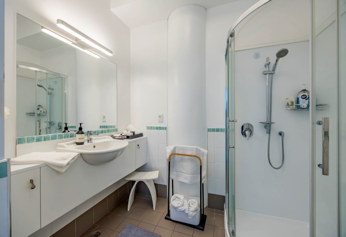 Must Sell, Auckland Girls’ Grammar School zone, Leasehold 1 bed 1 bath studio apartment, Spacious 37sqm internal layout plus a balcony, Fully renovated and fully furnished, move-in ready, 3/139 Quay Street, City Centre, Auckland