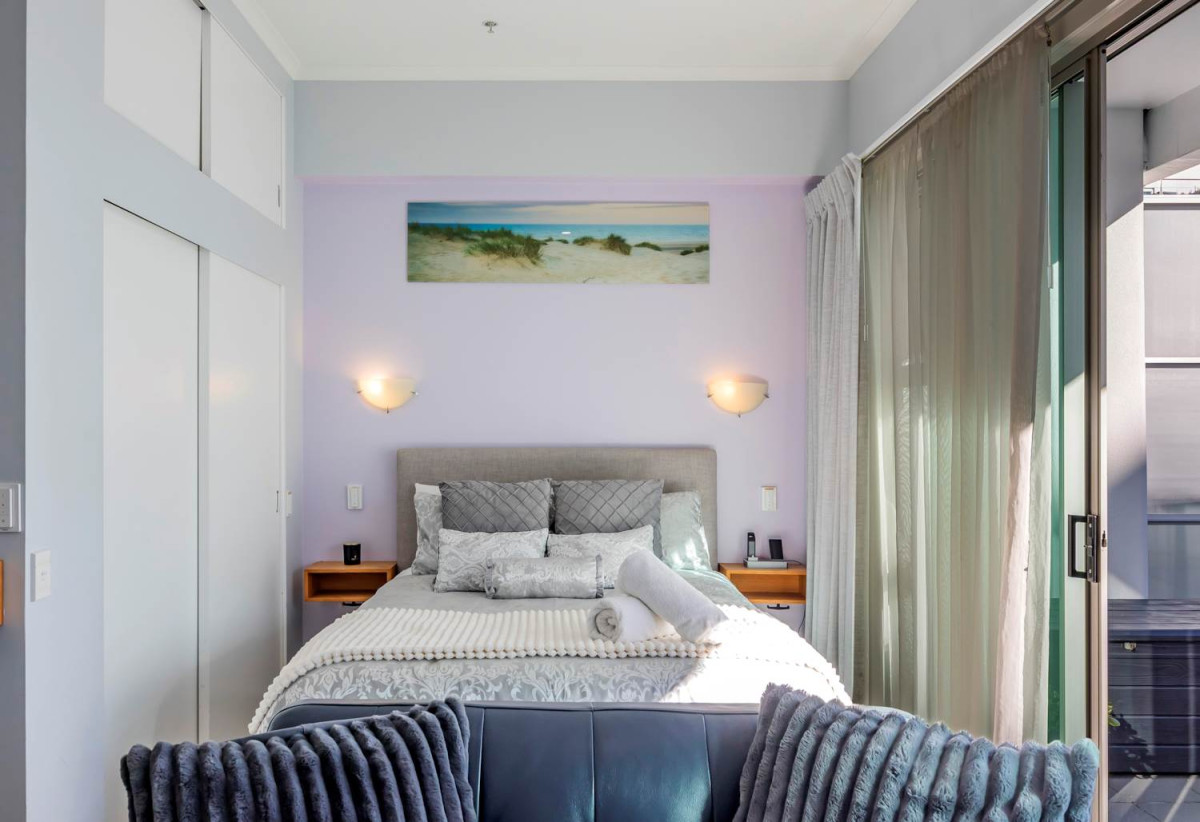 Must Sell, Auckland Girls’ Grammar School zone, Leasehold 1 bed 1 bath studio apartment, Spacious 37sqm internal layout plus a balcony, Fully renovated and fully furnished, move-in ready, 3/139 Quay Street, City Centre, Auckland