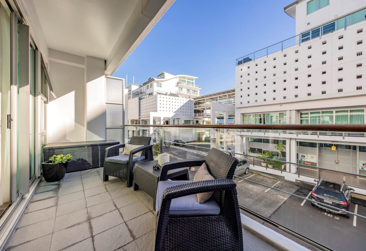 Must Sell, Auckland Girls’ Grammar School zone, Leasehold 1 bed 1 bath studio apartment, Spacious 37sqm internal layout plus a balcony, Fully renovated and fully furnished, move-in ready, 3/139 Quay Street, City Centre, Auckland