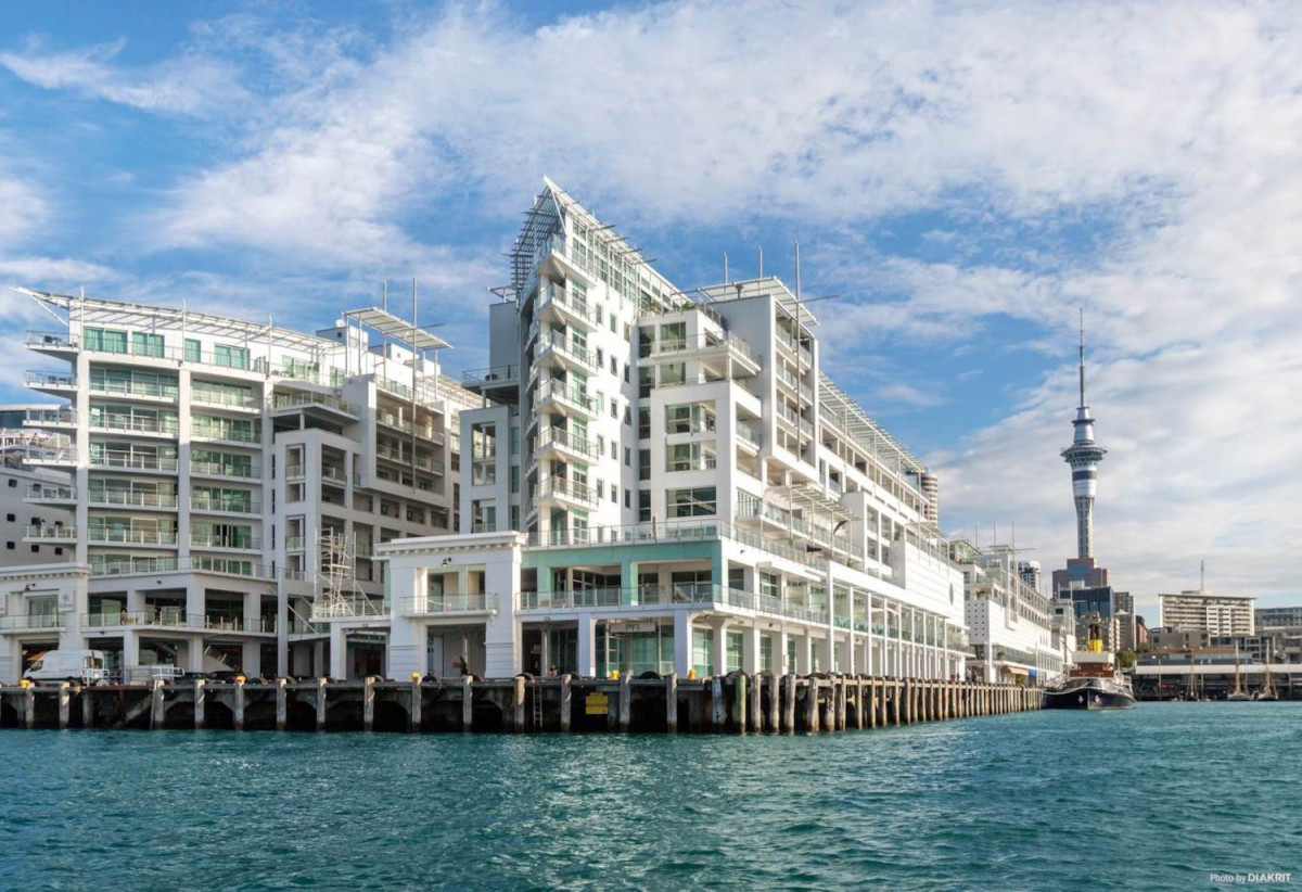 Must Sell, Auckland Girls’ Grammar School zone, Leasehold 1 bed 1 bath studio apartment, Spacious 37sqm internal layout plus a balcony, Fully renovated and fully furnished, move-in ready, 3/139 Quay Street, City Centre, Auckland