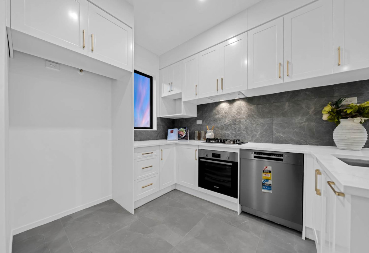 Brandnew standalone 3 beds 2.5 baths home with garage, minutes rom: Shopping & Dining: New World, Meadowlands restaurants, supermarkets, 0.5 km to Owairoa School, 1 km to Howick Intermediate and Howick College, Lot 4/54 Rodney Street, Howick, Auckland