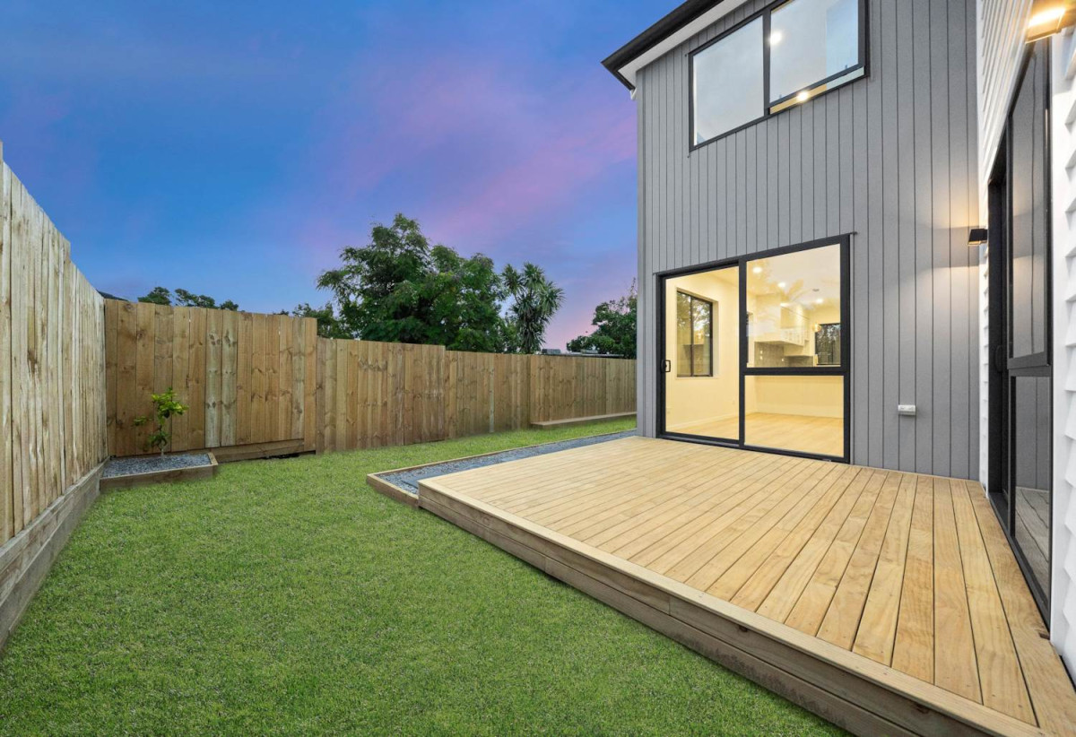 Brandnew standalone 3 beds 2.5 baths home with garage, minutes rom: Shopping & Dining: New World, Meadowlands restaurants, supermarkets, 0.5 km to Owairoa School, 1 km to Howick Intermediate and Howick College, Lot 4/54 Rodney Street, Howick, Auckland