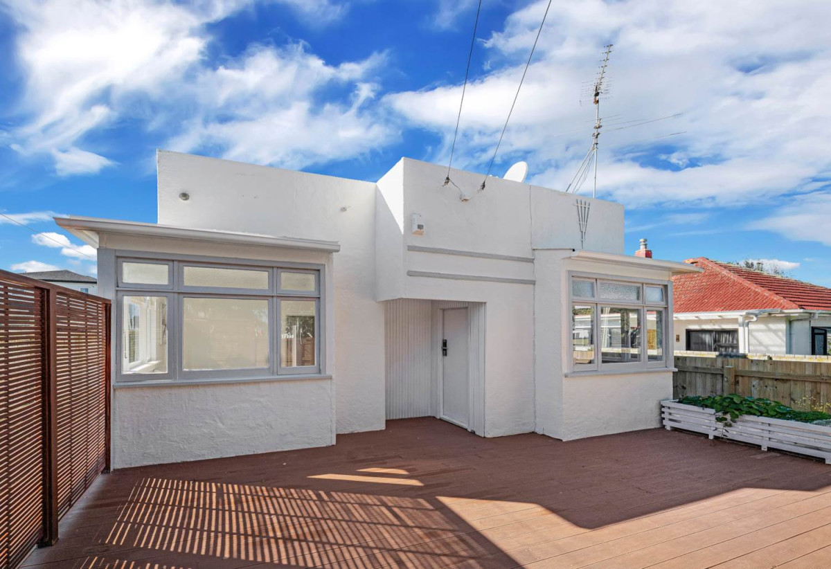 Standalone 3 beds 1 bath house with carport, 0.4 km to Puhinui School, 1/25 Bledisloe Street, Papatoetoe, Auckland