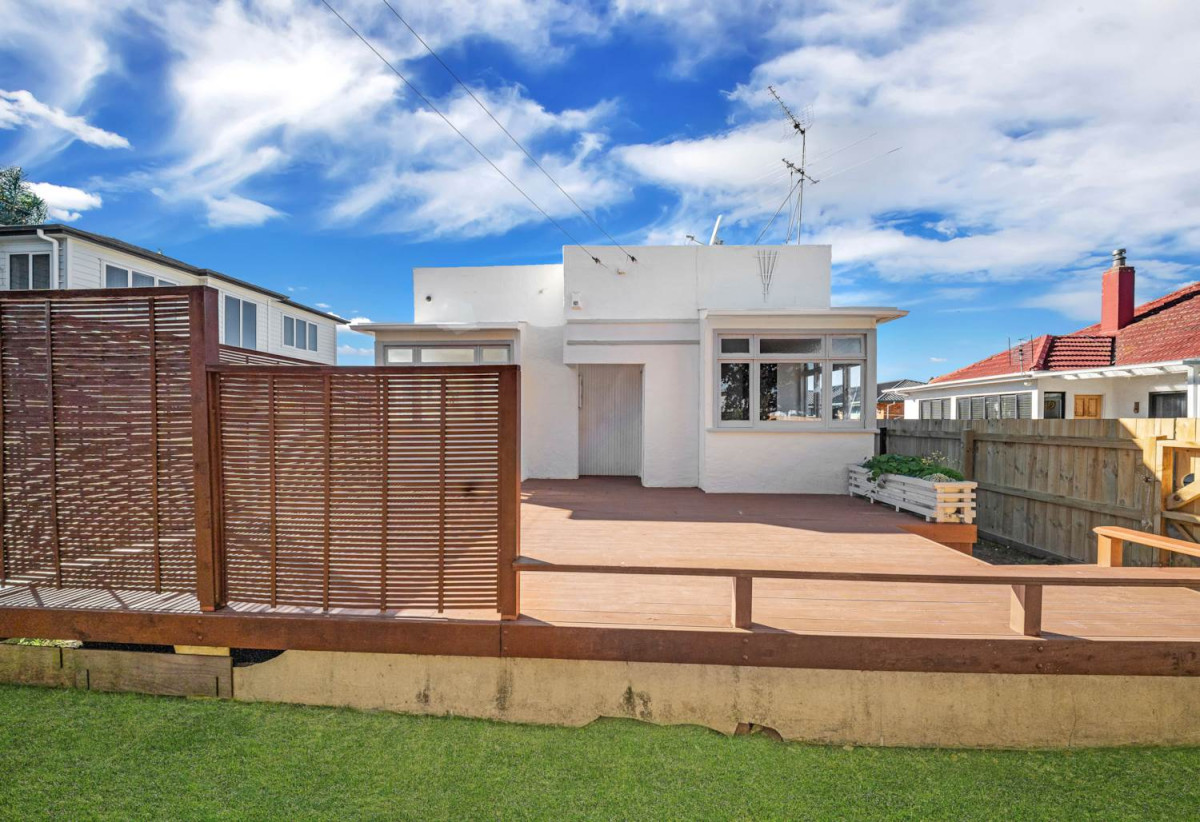 Standalone 3 beds 1 bath house with carport, 0.4 km to Puhinui School, 1/25 Bledisloe Street, Papatoetoe, Auckland