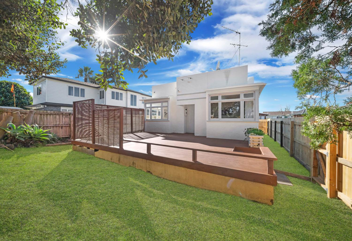 Standalone 3 beds 1 bath house with carport, 0.4 km to Puhinui School, 1/25 Bledisloe Street, Papatoetoe, Auckland