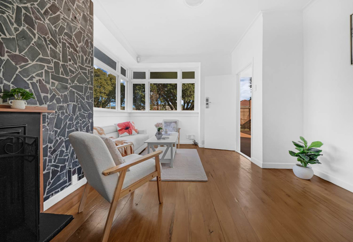 Standalone 3 beds 1 bath house with carport, 0.4 km to Puhinui School, 1/25 Bledisloe Street, Papatoetoe, Auckland