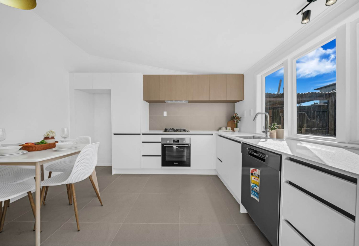 Standalone 3 beds 1 bath house with carport, 0.4 km to Puhinui School, 1/25 Bledisloe Street, Papatoetoe, Auckland