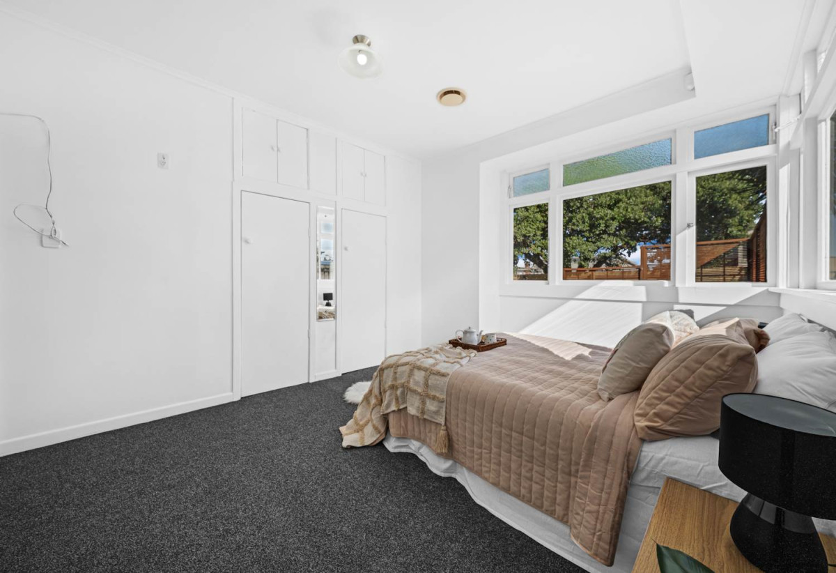 Standalone 3 beds 1 bath house with carport, 0.4 km to Puhinui School, 1/25 Bledisloe Street, Papatoetoe, Auckland