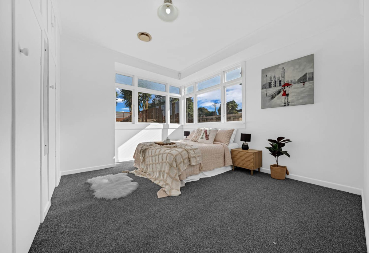 Standalone 3 beds 1 bath house with carport, 0.4 km to Puhinui School, 1/25 Bledisloe Street, Papatoetoe, Auckland