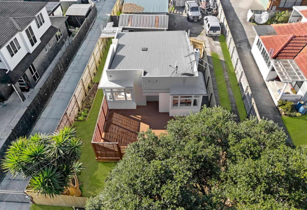 Standalone 3 beds 1 bath house with carport, 0.4 km to Puhinui School, 1/25 Bledisloe Street, Papatoetoe, Auckland