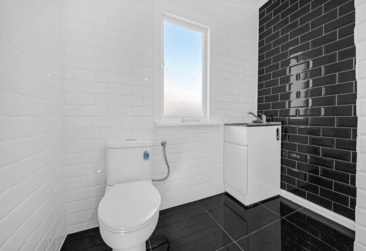 Standalone 3 beds 1 bath house with carport, 0.4 km to Puhinui School, 1/25 Bledisloe Street, Papatoetoe, Auckland